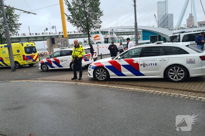 Watertaxi botst op Spido-rondvaartboot bij Erasmusbrug