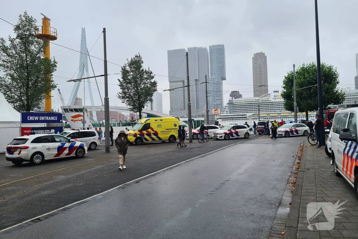 Watertaxi botst op Spido-rondvaartboot bij Erasmusbrug