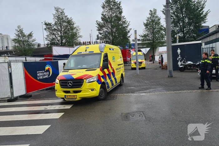 Watertaxi botst op Spido-rondvaartboot bij Erasmusbrug