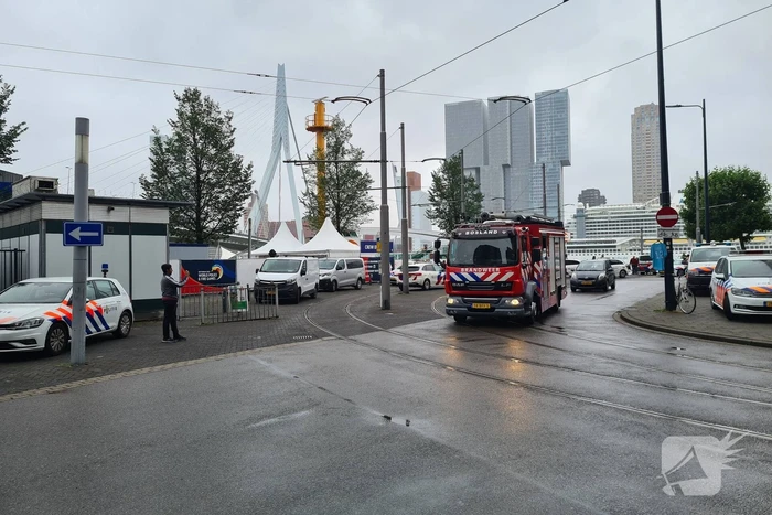 Watertaxi botst op Spido-rondvaartboot bij Erasmusbrug