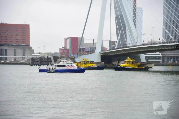 Watertaxi botst op Spido-rondvaartboot bij Erasmusbrug