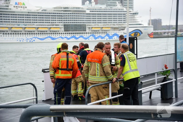 Watertaxi botst op Spido-rondvaartboot bij Erasmusbrug