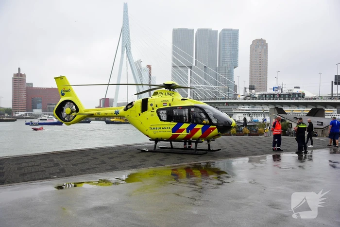 Watertaxi botst op Spido-rondvaartboot bij Erasmusbrug