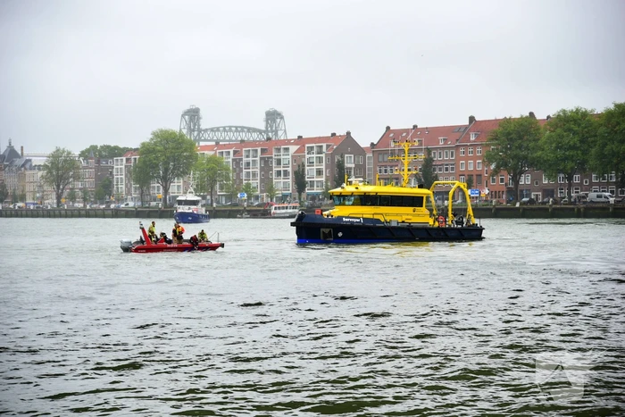 Watertaxi botst op Spido-rondvaartboot bij Erasmusbrug