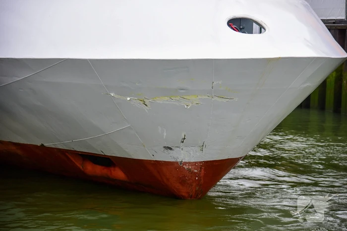 Watertaxi botst op Spido-rondvaartboot bij Erasmusbrug