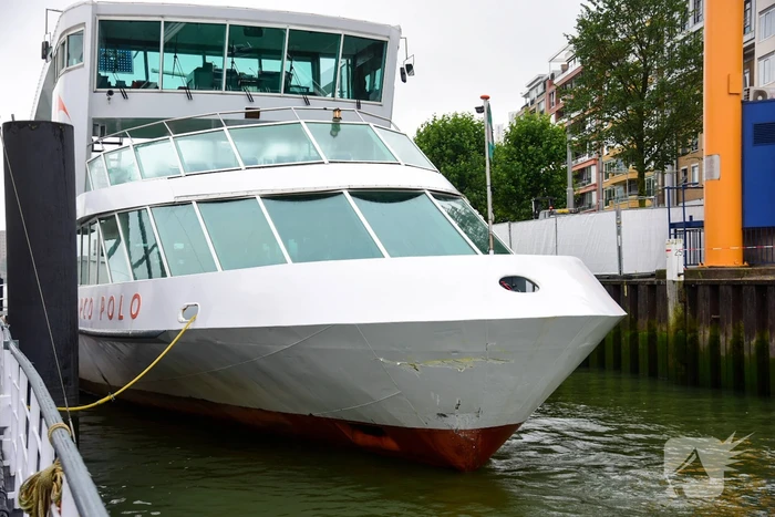 Watertaxi botst op Spido-rondvaartboot bij Erasmusbrug