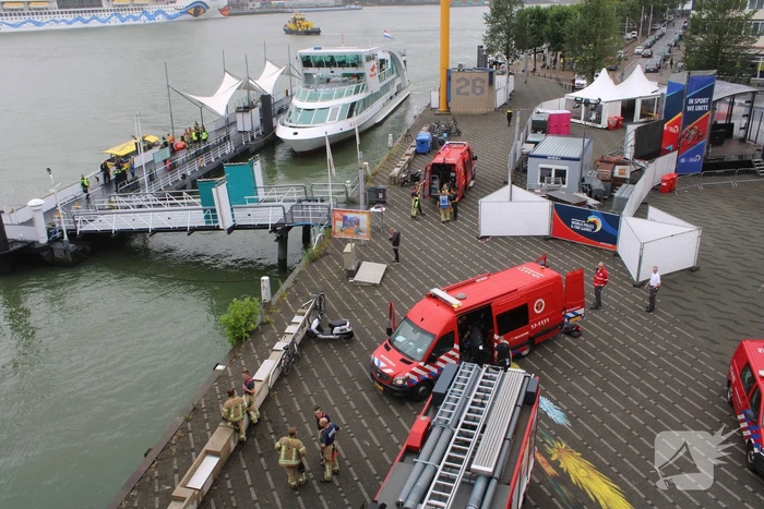 Watertaxi botst op Spido-rondvaartboot bij Erasmusbrug