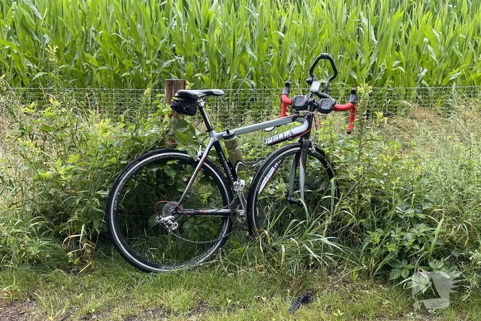 Fietser en wielrenner botsen frontaal op elkaar