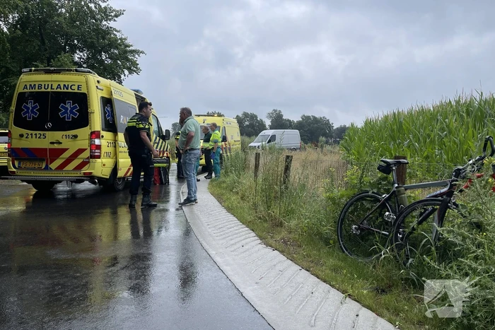Fietser en wielrenner botsen frontaal op elkaar