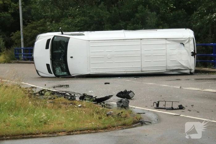 Bestelbus slaat om na botsing
