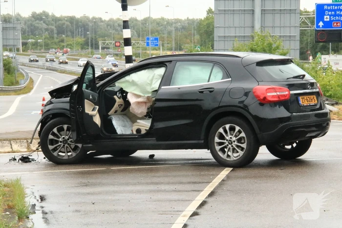 Bestelbus slaat om na botsing