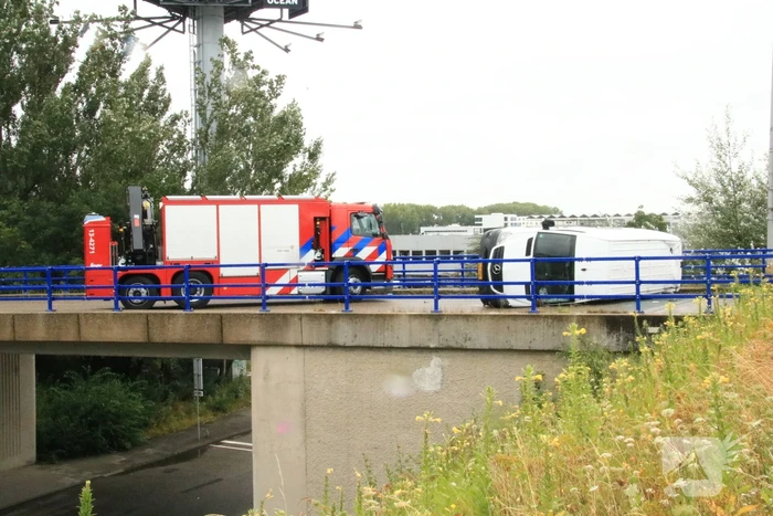 Bestelbus slaat om na botsing