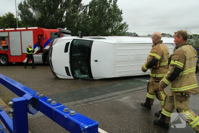 Bestelbus slaat om na botsing