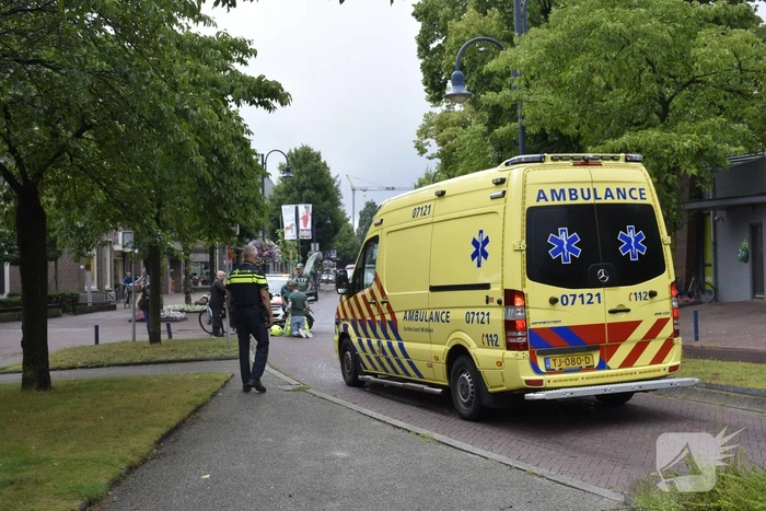Persoon met bezorgscooter ten val