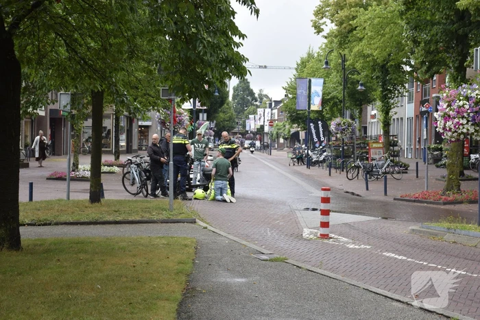 Persoon met bezorgscooter ten val