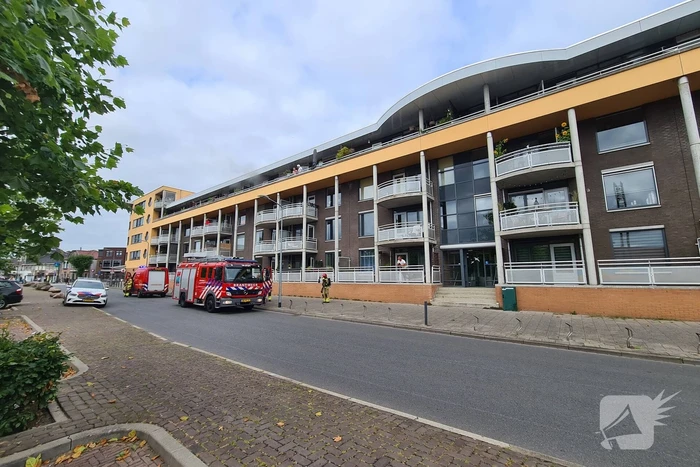 Zwarte rook uit appartement vanwege brand
