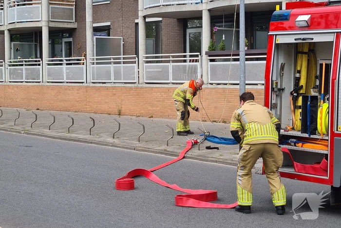 Zwarte rook uit appartement vanwege brand