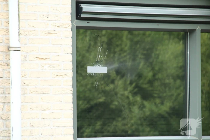 Politie doet onderzoek naar kogelgaten in woning