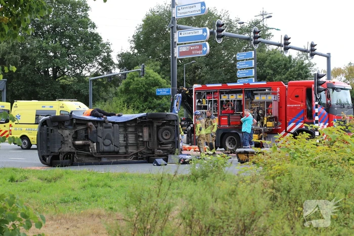 Bestelbus kantelt na botsing met auto op kruising