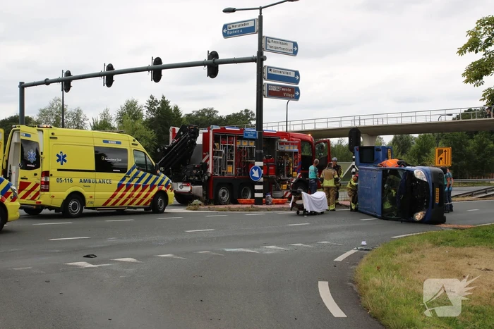 Bestelbus kantelt na botsing met auto op kruising