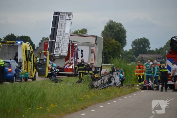 Meerdere gewonden nadat auto zijn kop belandt