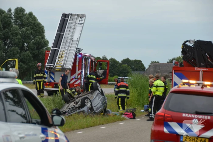 Meerdere gewonden nadat auto zijn kop belandt