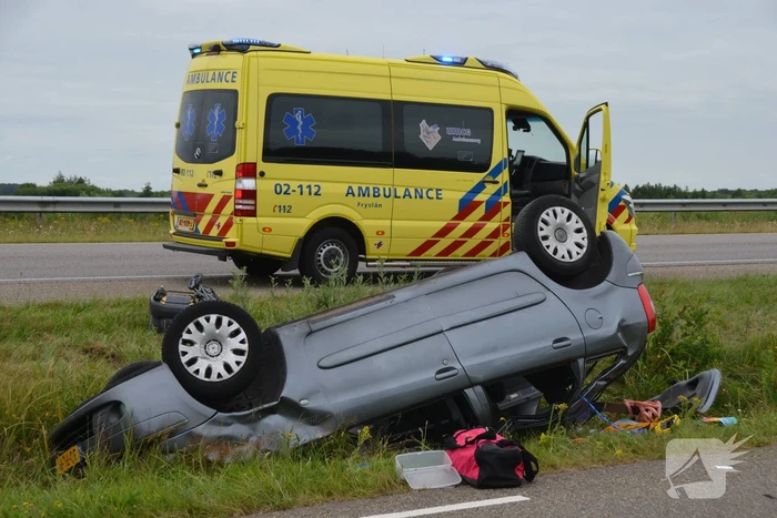 Meerdere gewonden nadat auto zijn kop belandt