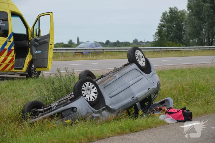 Meerdere gewonden nadat auto zijn kop belandt