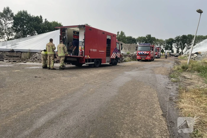 Grote berg met hooibalen in brand