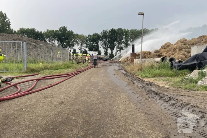 Grote berg met hooibalen in brand