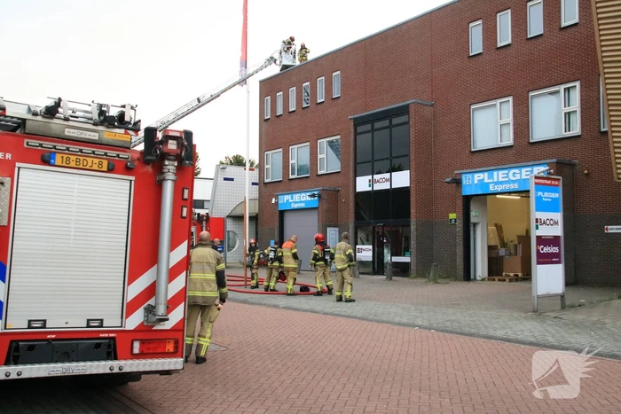 Brand op dak snel onder controle