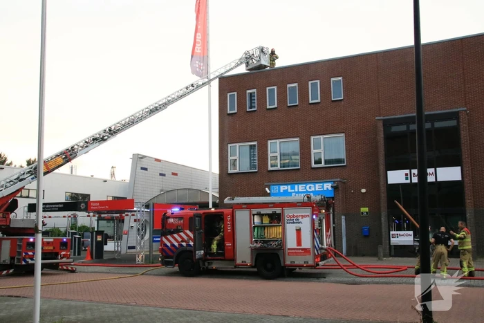 Brand op dak snel onder controle