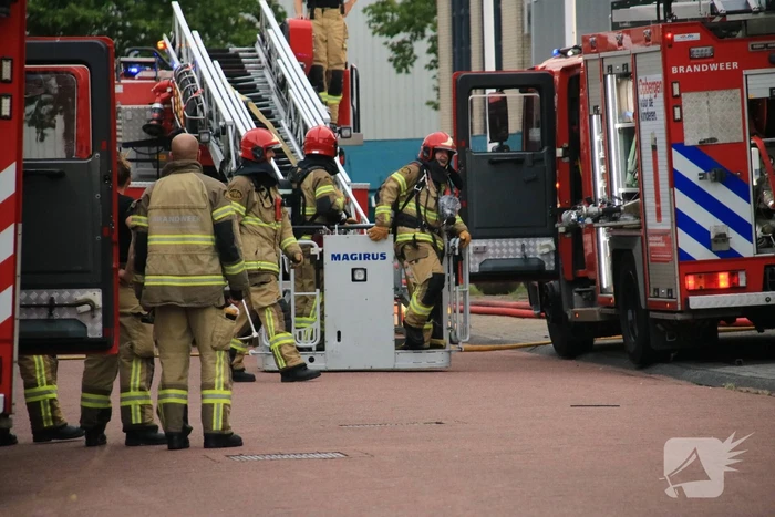 Brand op dak snel onder controle