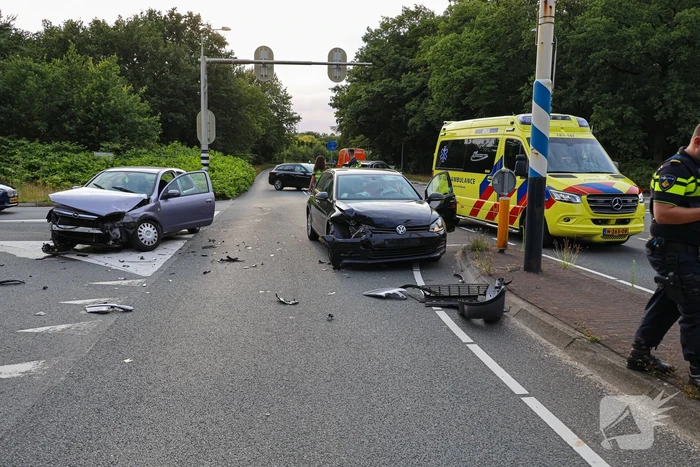 Vrouw gewond bij botsing tussen twee auto's