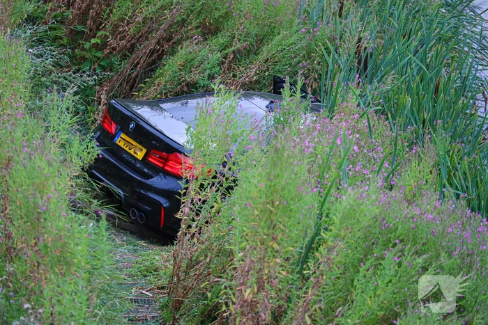 Automobilist raakt in de slip en belandt in sloot