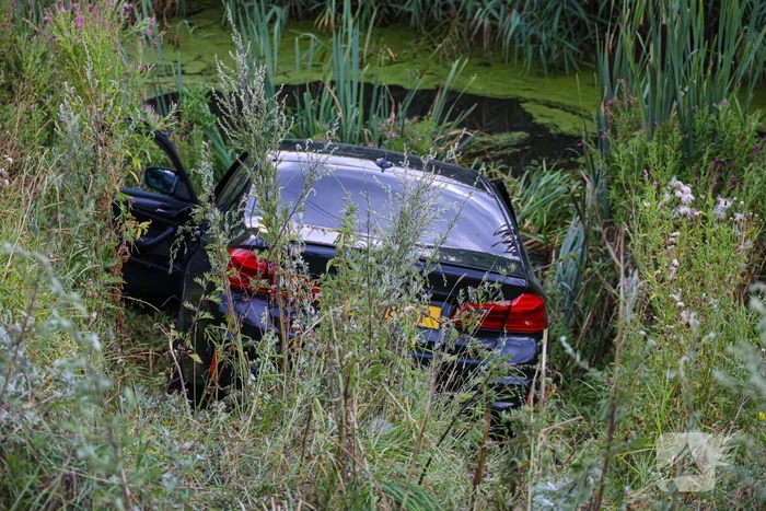 Automobilist raakt in de slip en belandt in sloot