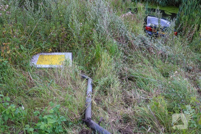 Automobilist raakt in de slip en belandt in sloot
