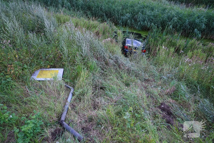Automobilist raakt in de slip en belandt in sloot
