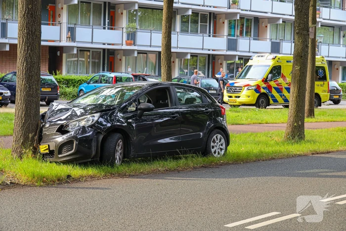Auto botst tegen boom inzittende naar ziekenhuis