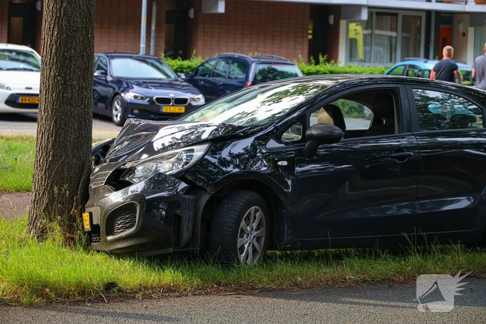 Auto botst tegen boom inzittende naar ziekenhuis