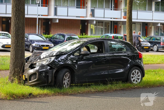 Auto botst tegen boom inzittende naar ziekenhuis