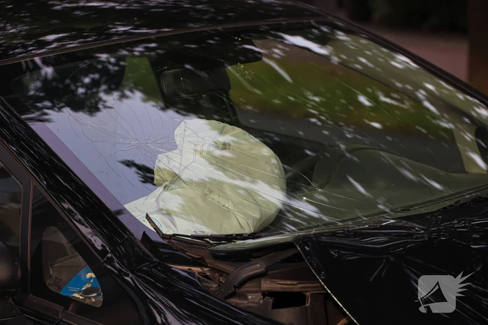 Auto botst tegen boom inzittende naar ziekenhuis
