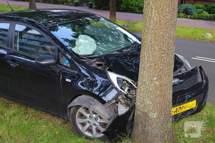 Auto botst tegen boom inzittende naar ziekenhuis