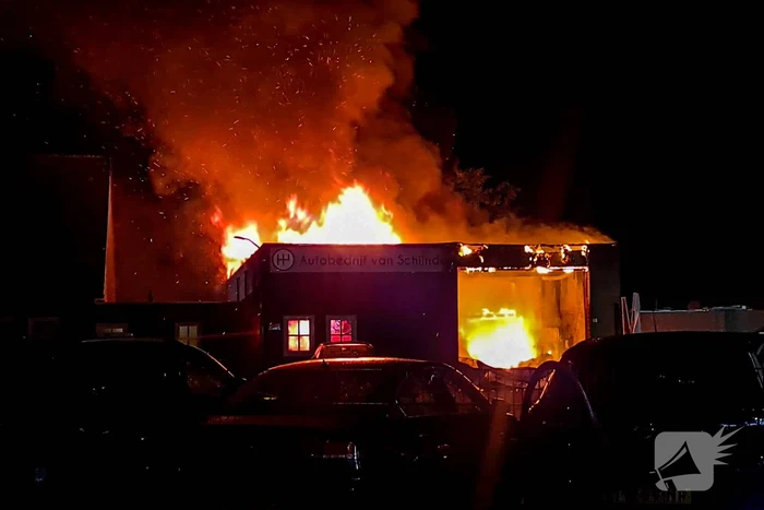 Uitslaande brand verwoest werkplaats autobedrijf Van Schijndel