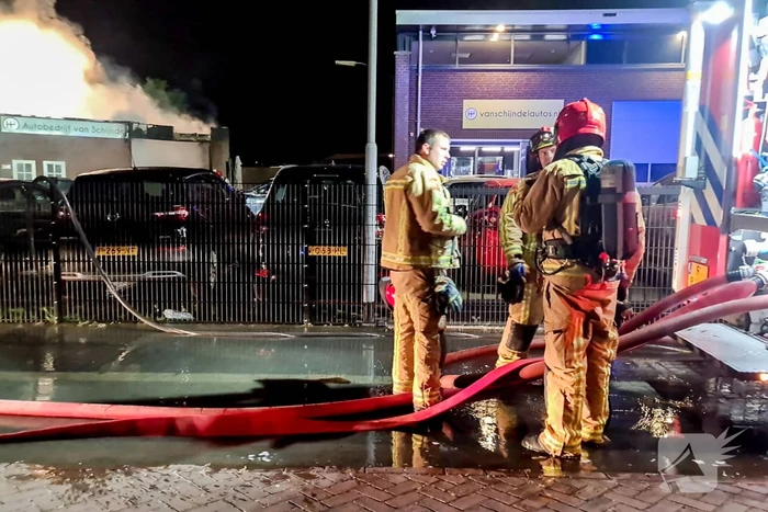 Uitslaande brand verwoest werkplaats autobedrijf Van Schijndel