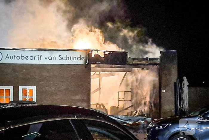 Uitslaande brand verwoest werkplaats autobedrijf Van Schijndel