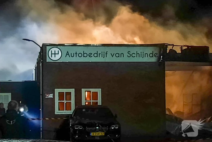 Uitslaande brand verwoest werkplaats autobedrijf Van Schijndel