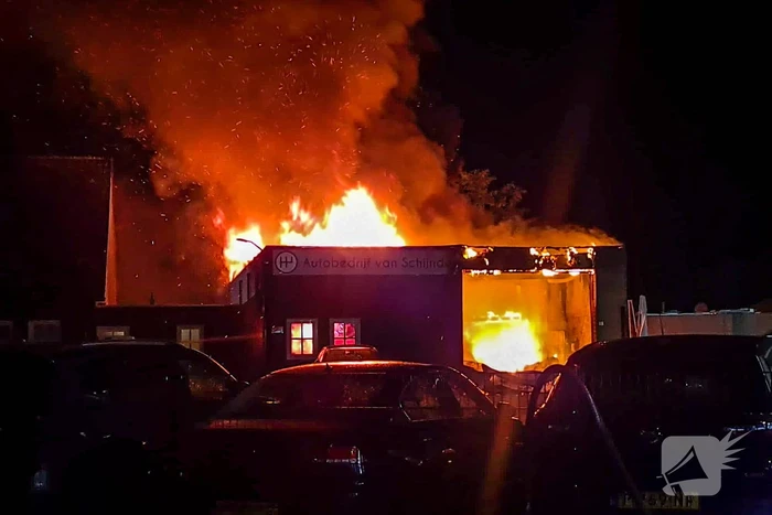 Uitslaande brand verwoest werkplaats autobedrijf Van Schijndel