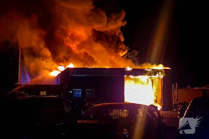 Uitslaande brand verwoest werkplaats autobedrijf Van Schijndel