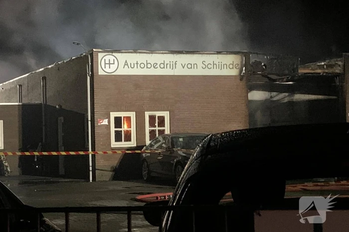 Uitslaande brand verwoest werkplaats autobedrijf Van Schijndel